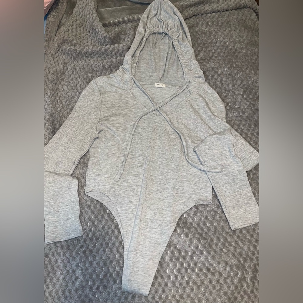 Grey long sleve with hoodie